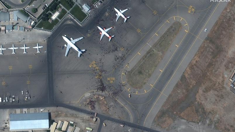 Satélite capta imagens de cima de aeroporto de Cabul, enquanto pessoas corriam