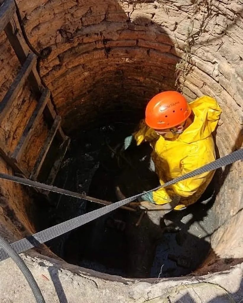 Vaca cai em fossa e é resgatada por bombeiros em Extremoz (RN)