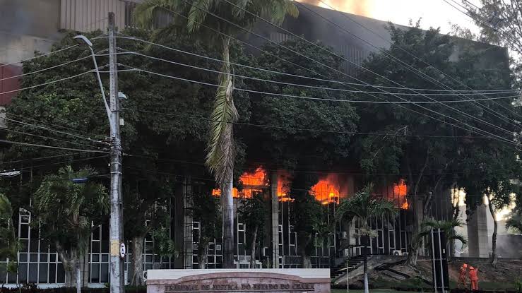 IncÃªndio atinge sede do Tribunal de JustiÃ§a do CearÃ¡ e Defesa Civil avalia risco de desabamento