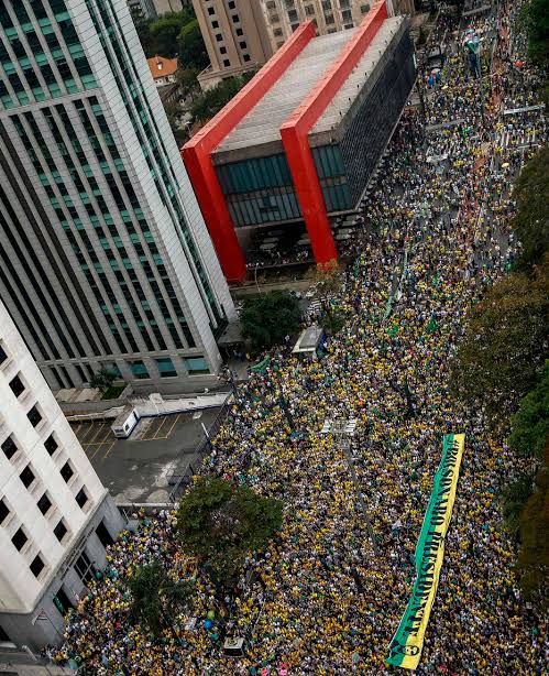Apoiadores de Bolsonaro tomam conta da Avenida Paulista