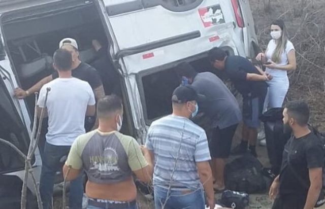 Carro com a banda do cantor Gusttavo Lima capota na ParaÃ­ba