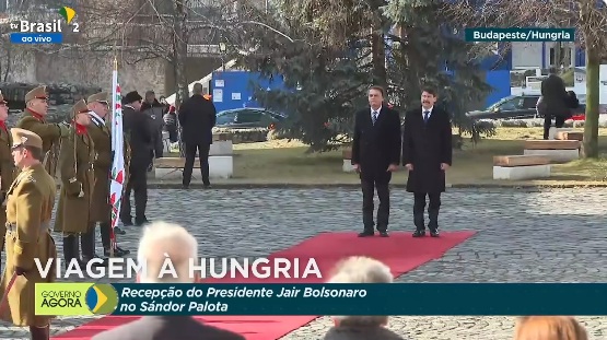VÃ­deo: Bolsonaro Ã© recebido na Hungria com honras militares