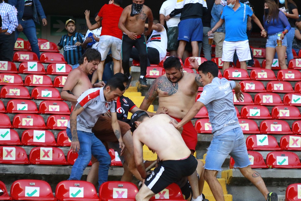 Futebol? Batalha entre torcedores no México teria deixado ao menos