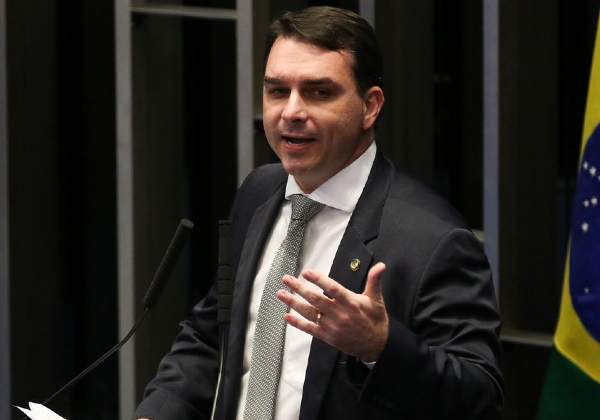 Flávio sobre mal-estar de Bolsonaro: âConsequências da tentativa de homicÃdioâ