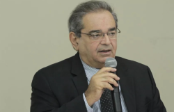 De BrasÃlia (DF), Ãlvaro diz que permanece do PSDB, mas abre conversações com outros partidos