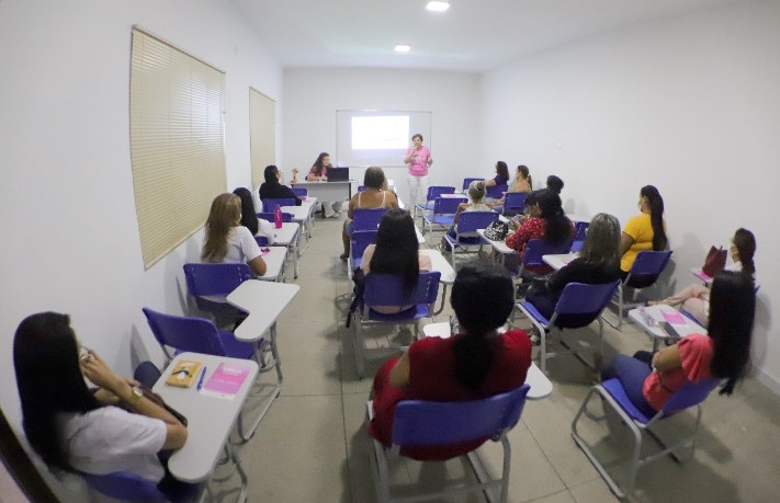 Ação do âOutubro Rosaâ chega a usuárias do Cren de Natal (RN)