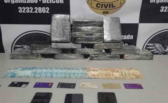 TrÃªs pessoas sÃ£o presas com mais de meio milhÃ£o em drogas