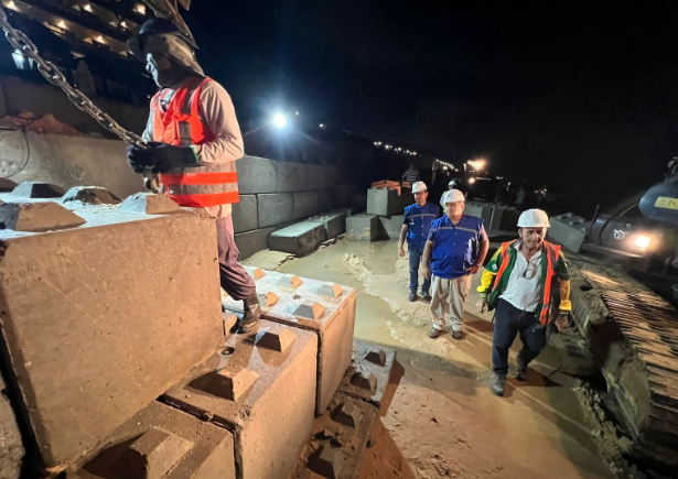 Obra do enrocamento da praia de Ponta Negra segue em ritmo acelerado