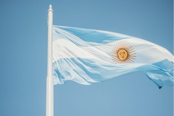 Argentina anuncia congelamento de preços de combustÃveis até a eleição