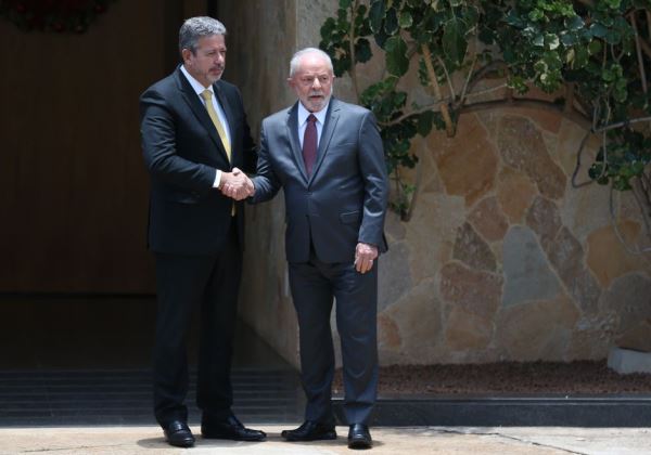 Lula utiliza mÃ©todos que sempre condenou e tem encontros secretos com Lira