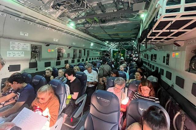 Com 69 brasileiros repatriados, terceiro avião da FAB deixa Israel