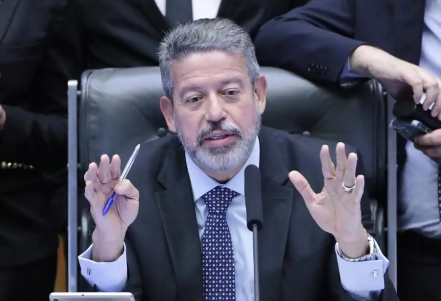 Lira propõe mudar regimento para suspender deputado que brigar em comissões da Câmara