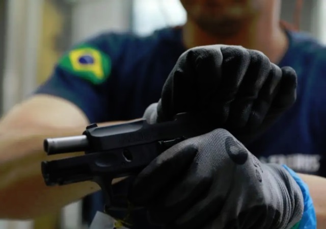 ExÃ©rcito aumenta limite de armas para policiais militares e bombeiros