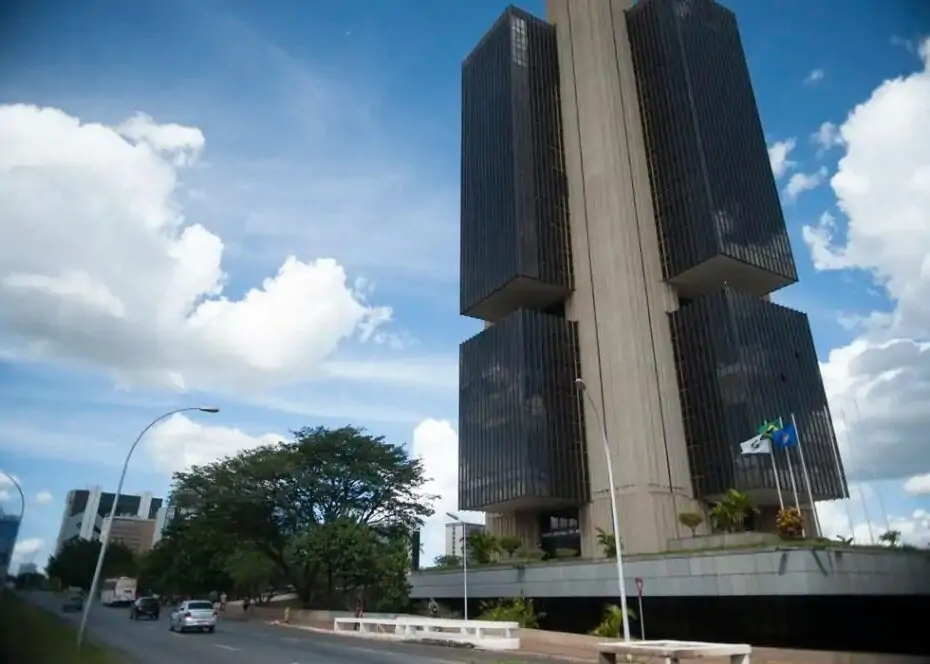 Endividamento já consome quase metade da renda anual das famílias brasileiras, aponta Banco Central