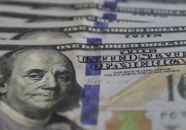 Dólar sobe e vai a R$ 5,47 nesta segunda-feira (15)