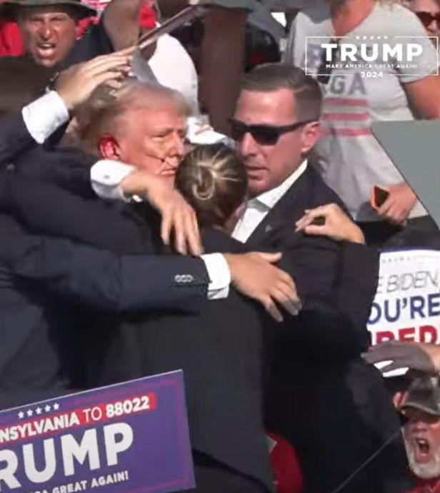 Trump é retirado à s pressas com sangue no rosto após tiros em comÃcio nos EUA; Veja vÃdeo