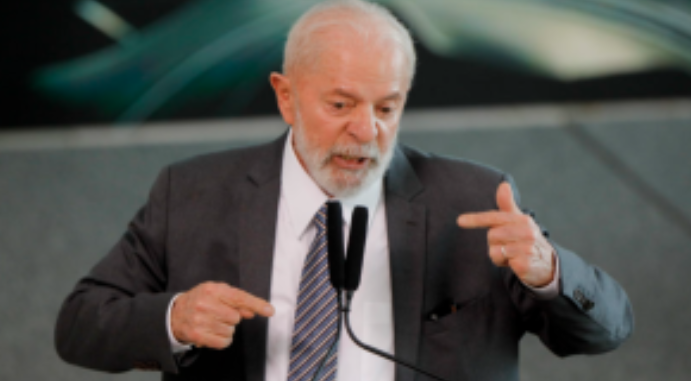 Desastre: Em uma semana, dólar sobe 3 vezes com falas de Lula