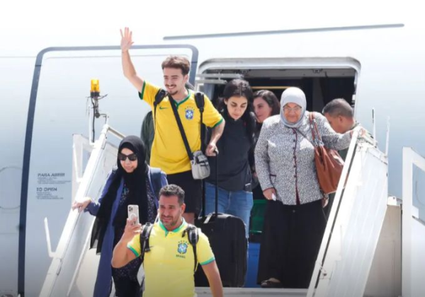 Avião da FAB com brasileiros resgatados no LÃbano chega a SP