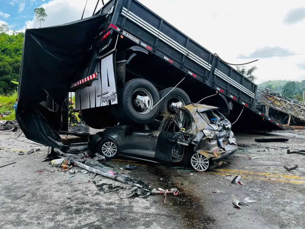 Com 38 mortos, acidente em MG é a maior tragédia em rodovias federais desde 2007