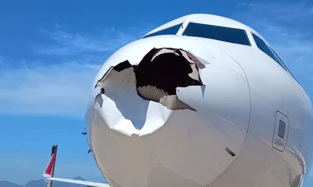 Voo da Latam retorna ao GaleÃ£o apÃ³s aviÃ£o colidir com pÃ¡ssaro