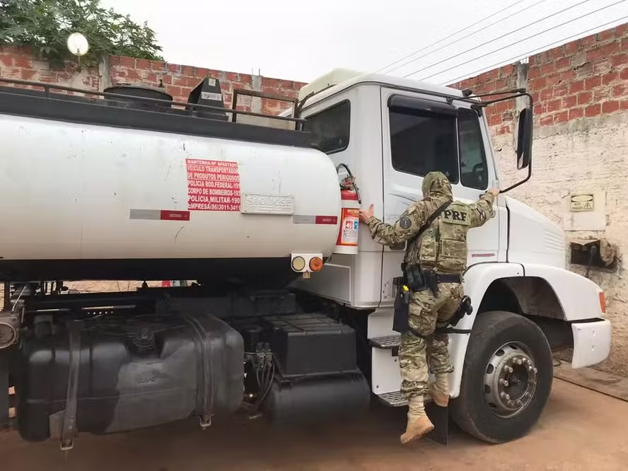 Crime organizado no Brasil jÃ¡ ganha mais com combustÃ­vel do que com o trÃ¡fico de cocaÃ­na, aponta estudo