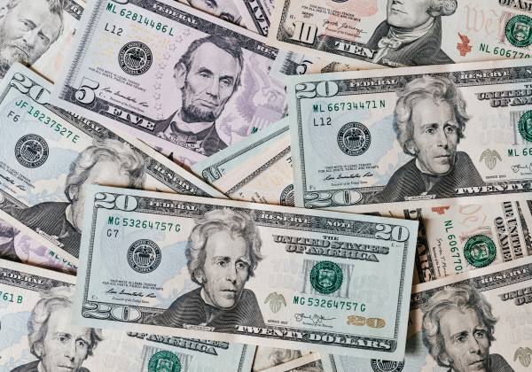 Dólar registra queda de 0,37% e fecha a cotado a R$ 5,70