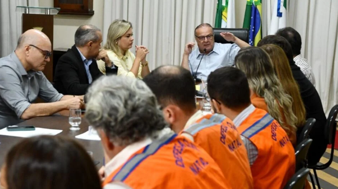 Pressionado, Paulinho Freire interrompe fÃ©rias e retorna a Natal apÃ³s crise das chuvas