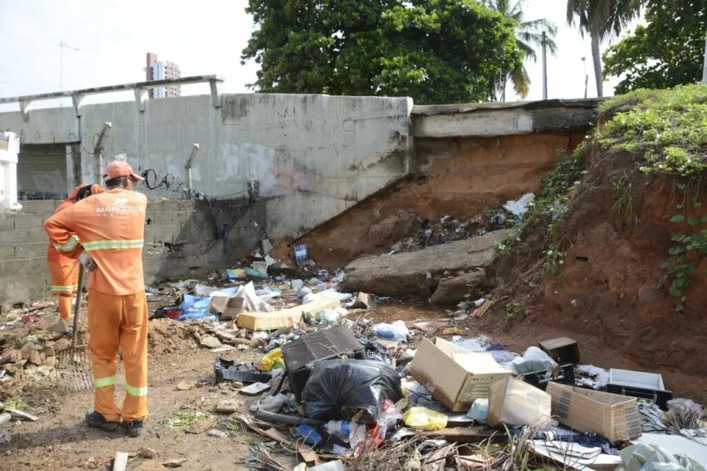 Estrutura do viaduto do Baldo cai e parte da via Ã© interditada