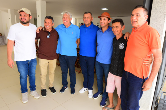 De volta à cena, âmão de vacaâ Bibi Costa reaparece na Feirinha de SantâAna