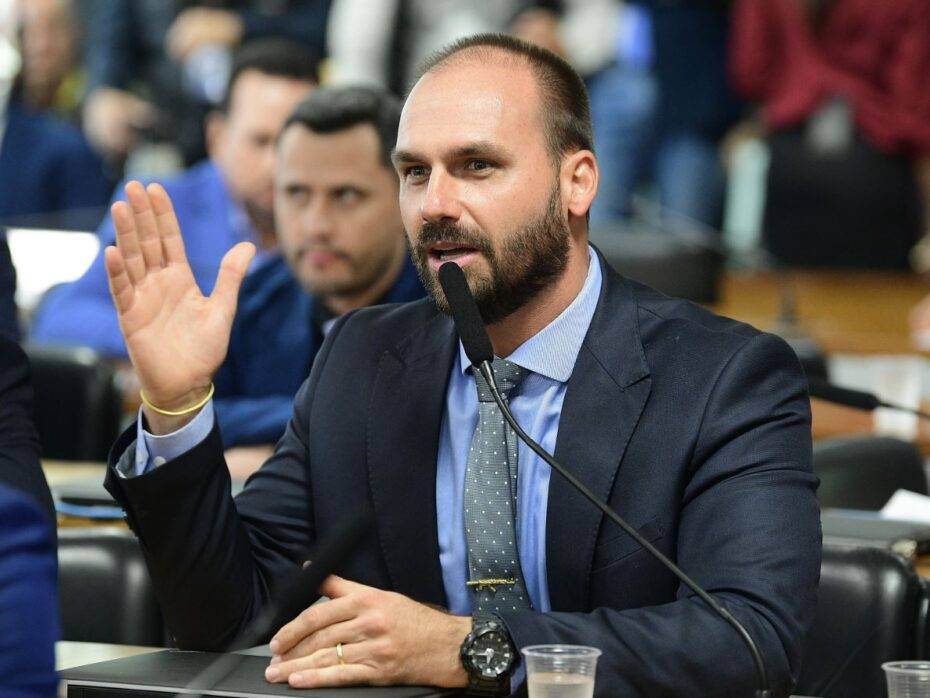 Eduardo Bolsonaro pede a Motta para exercer mandato dos EUA