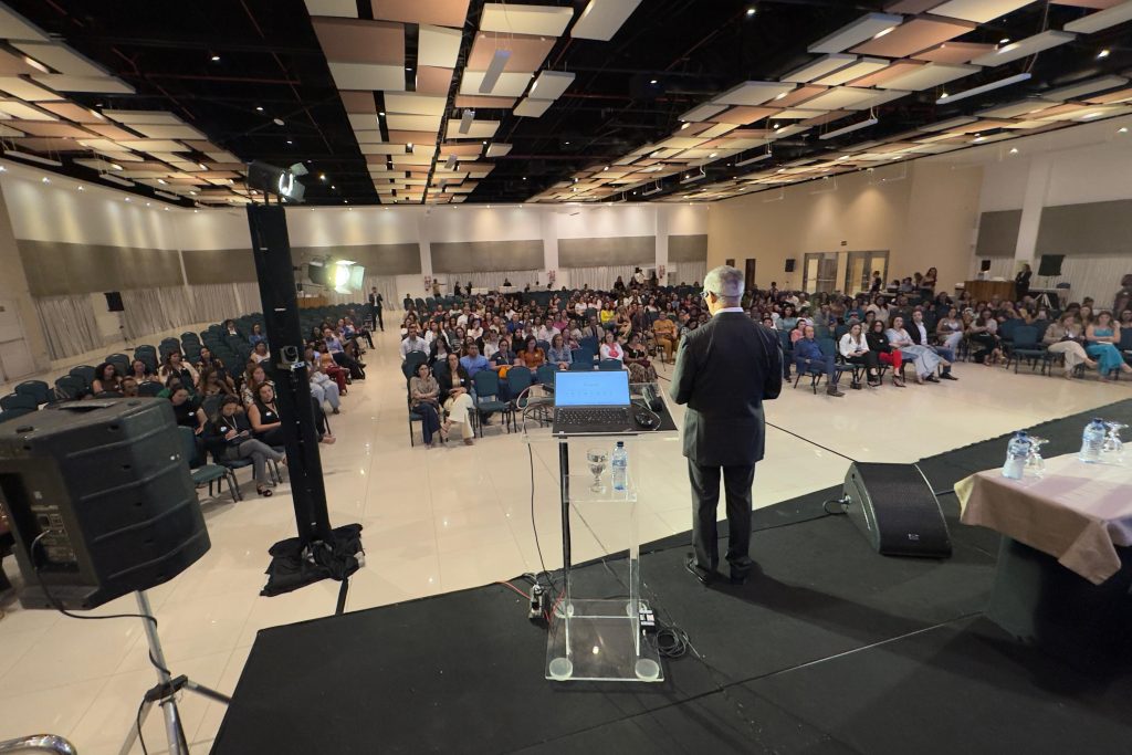 Seminário Nacional sobre Neurodiversidade reúne especialistas, famÃlias e emociona público em Natal