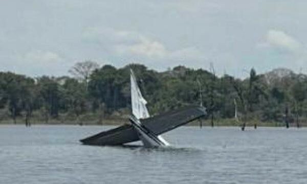 Piloto joga aviÃ£o da Venezuela com 380kg de drogas em represa apÃ³s ser interceptado por caÃ§as da FAB