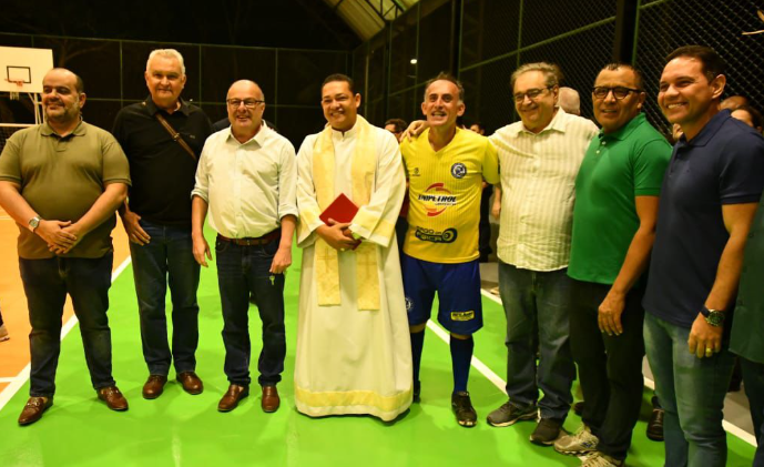 Paulinho Freire entrega quadra no Pitimbu e elogia ex-prefeito Ãlvaro Dias