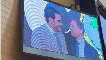 Messias e Mendonça se abraçam durante culto em SP