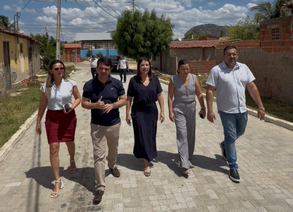 Deputada Carla Dickson inaugura cinco ruas calÃ§adas no bairro SÃ£o SebastiÃ£o em Parelhas