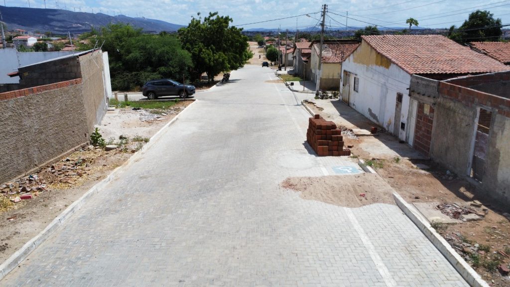 Deputada Carla Dickson inaugura cinco ruas calÃ§adas no bairro SÃ£o SebastiÃ£o em Parelhas