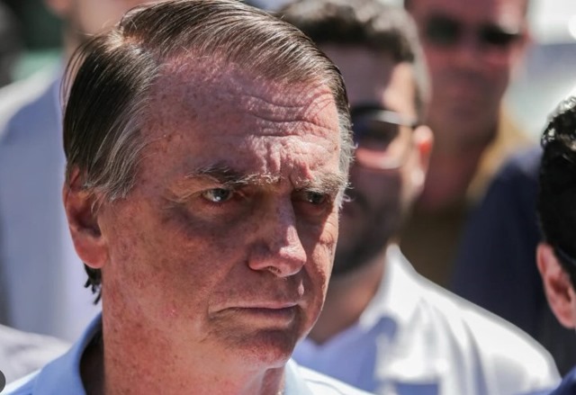 Michelle diz que Bolsonaro se alimentou e fez fisioterapia