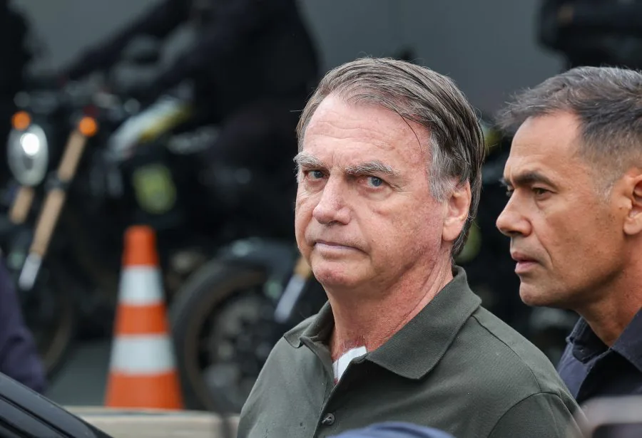 Bolsonaro ainda tem crise de soluços após procedimento, diz Carlos