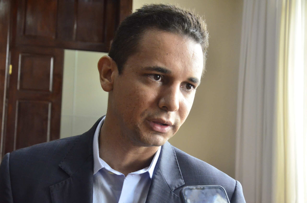 Pedido do União Brasil e de Allyson Bezerra impede divulgação de pesquisa