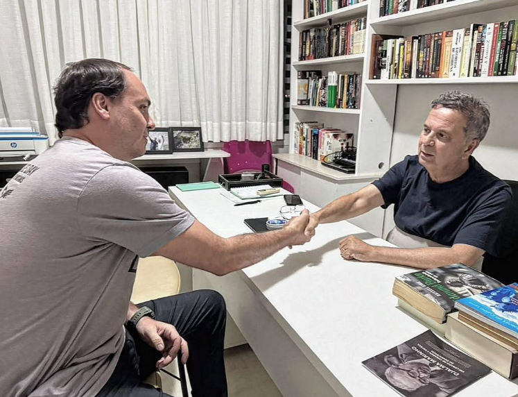 Carlos Bolsonaro Ã© recebido na residÃªncia de RogÃ©rio Marinho e cita âconfianÃ§aâ do ex-presidente no senador