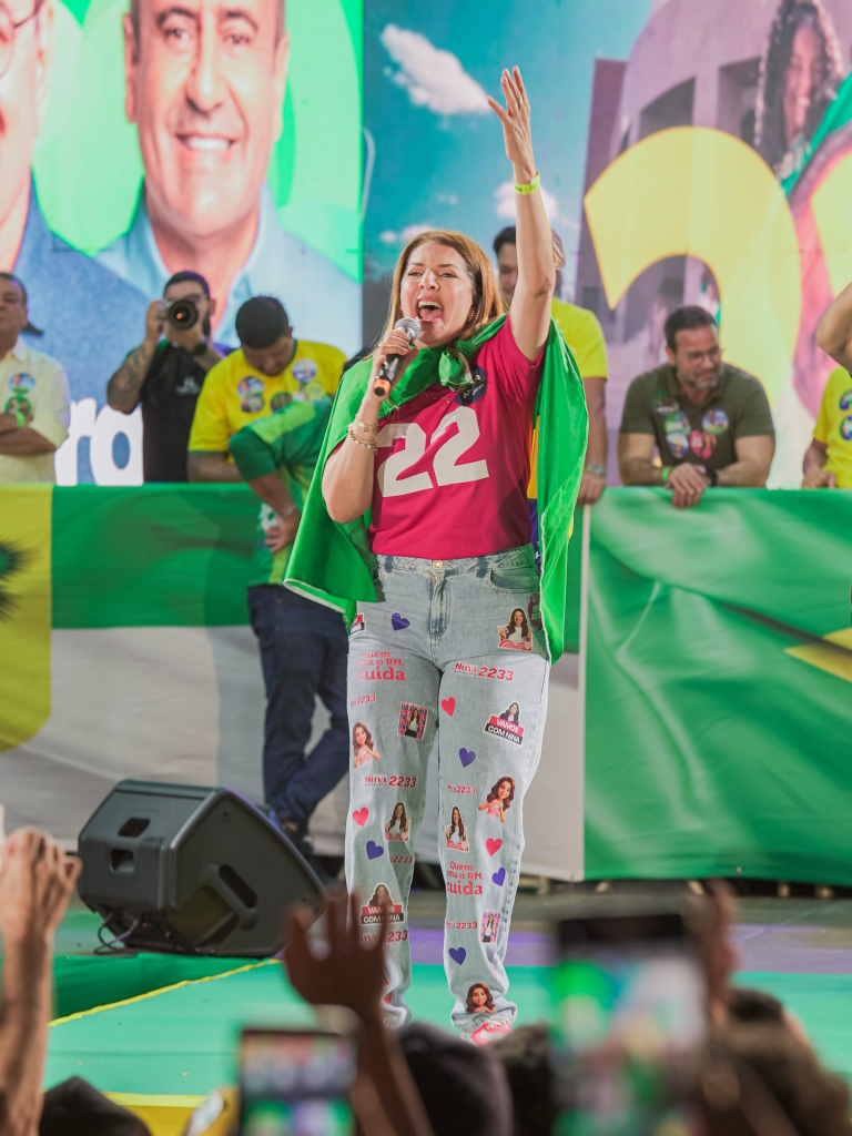 Nina Souza reafirma a força da mulher na polÃtica durante comÃcio com Flávio Bolsonaro
