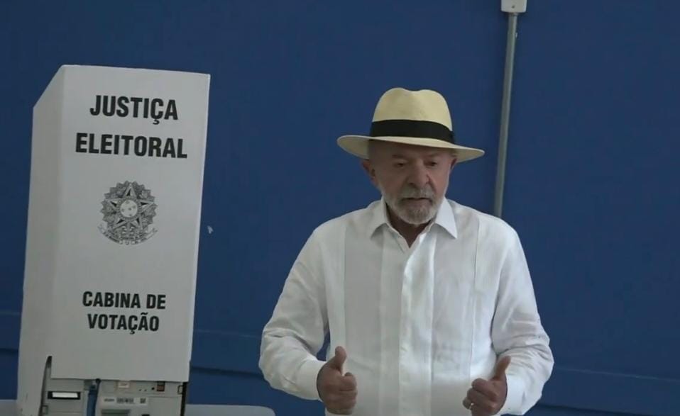 Lula ignora proibição e pede voto na boca de urna, aponta portal