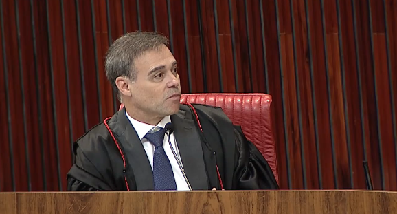 TSE proÃbe Lula de dizer que Flávio Bolsonaro é contra o fim da 6Ã1
