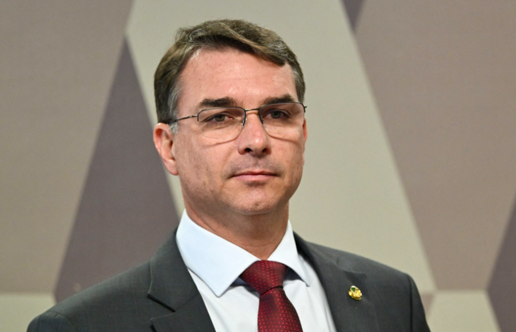 “O Brasil tem dois caminhos: o da prosperidade ou da continuidade de tudo errado”, diz Flávio Bolsonaro ao chegar na Globo