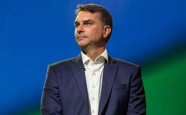 Flávio Bolsonaro desiste do debate da Globo e acusa TSE de censura