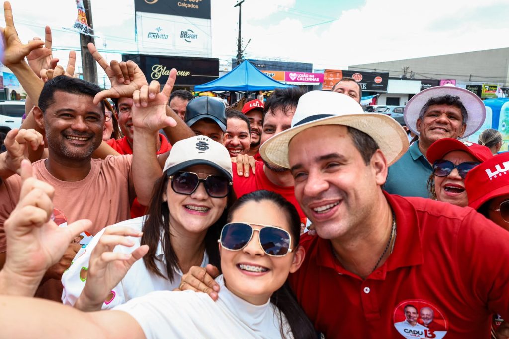 Cadu de Lula destaca investimentos e parceria com Lula em caminhada no comércio de Parnamirim
