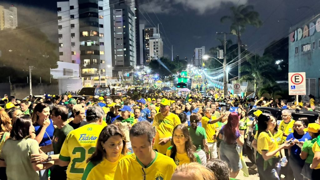 [VÃDEO] Bloco 22 leva multidÃ£o Ã s ruas de PetrÃ³polis em Natal