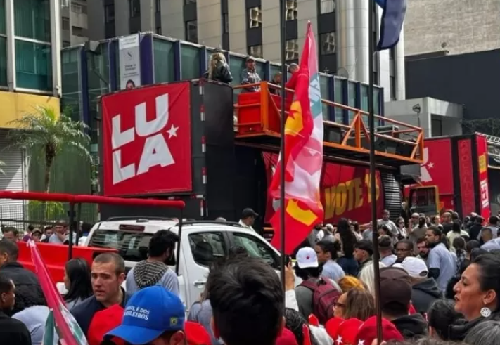 Mulher de 64 anos fica ferida apÃ³s ser atropelada durante ato de Lula e Haddad na Avenida Paulista