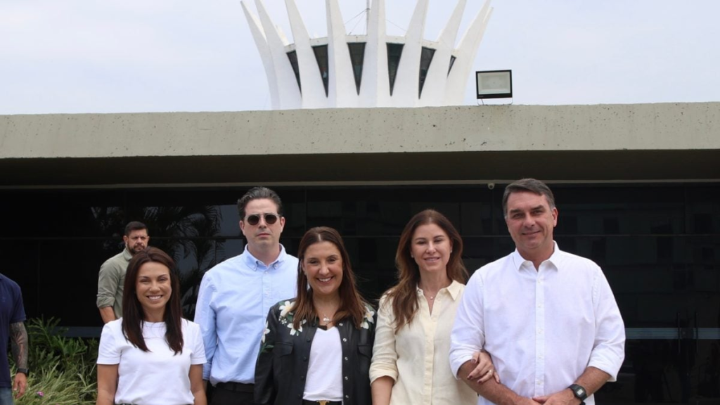 Moraes autoriza e FlÃ¡vio visitarÃ¡ Jair na terÃ§a-feira