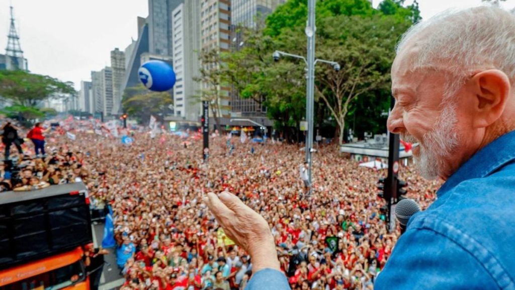 ColigaÃ§Ã£o de Lula aciona TSE contra FlÃ¡vio Bolsonaro por vÃ­deos que associam ato do PT a vandalismo e consumo de drogas